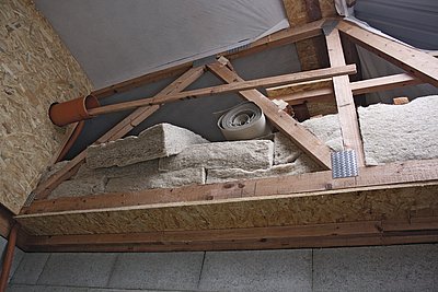 Pohled na konstukci stropu a střechy se zateplením konopnými rohožemi Canabest o celkové tloušťce 52 cm