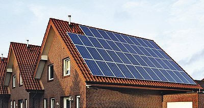Ideálním místem pro instalaci fotovoltaických modulů u rodinného domu bývá samozřejmě šikmá střecha