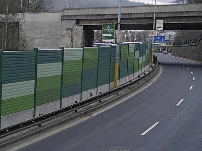 Plastové protihlukové stěny se uplatňují na silnicích, dálnicích a železničních koridorech