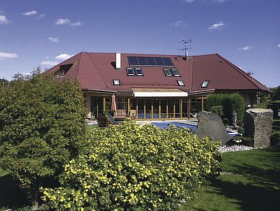 Pomocí solárních kolektorů lze řešit jak ohřev teplé vody, tak i přitápění