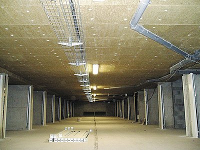 Systém BETA-ROCK aplikovaný na prostory garážovacích boxů a společného koridoru
– slouží současně jako protipožární ochrana betonového stropu a účinné a kvalitní
zateplení podlahy bytů v přízemí