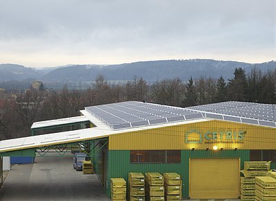 Fotovoltaické panely jsou umístěny na střeše expediční haly