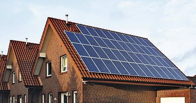Solární panely by měly být v ideálním případě umístěny na střeše se sklonem 35°. Není však vyloučeno ani jejich situování na vodorovných střechách, na fasádách nebo balkonech bytových domů.