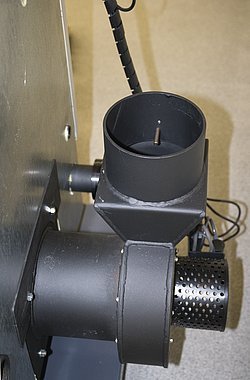 Odkouření kotle, vpravo odtahový ventilátor