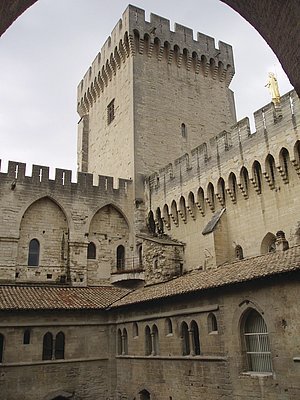 Obr. 8: Avignon, papežský palác
z vnitřního nádvoří