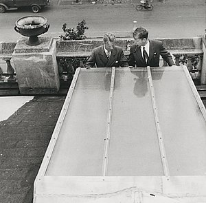 V. K. Rasmussen (vpravo) kontroluje prosklené střechy na
náměstí Hanse Nansena v Kodani (1945)