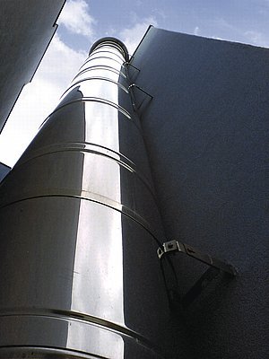 EKO 300 – fasádní třísložkový komín
z nerezové oceli