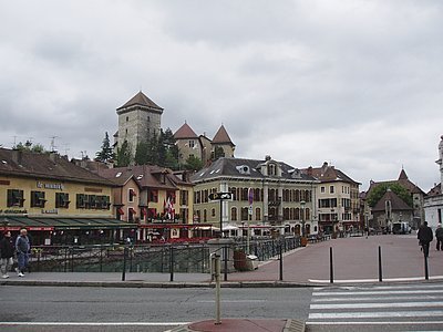 Obr. 1: Annecy, město s hradem