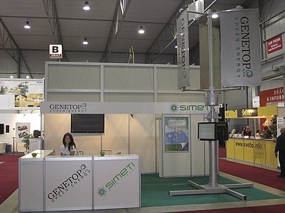 Stánek společnosti GENETOP s.r.o.
s větrnou elektrárnou MVE SIMETI
(foto archiv GENETOP s.r.o.)