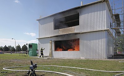 Přední část budovy s oběma ventilačními okny (horní splnilo svou roli v 1. fázi testu)