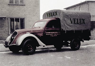 První firemní automobil, červený Peugeot 202 nesoucí tehdy zelené logo VELUX (1947)