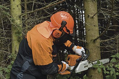 Novinka firmy TAKOS – ochranný přilbový komplet pro lesní dělníky osazený novou
řadou ochranných sluchátek ZONE
