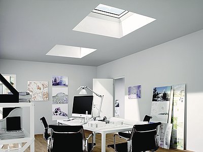 Nová okna VELUX umožňují zavést denní světlo a vzduch také do obytných místností
pod plochou střechou
