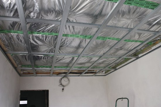 Termoreflexní izolace použitá ke zlepšení tepelně izolačních vlastností pěnového polystyrenu pod podlahovým topením v patře nad stropem