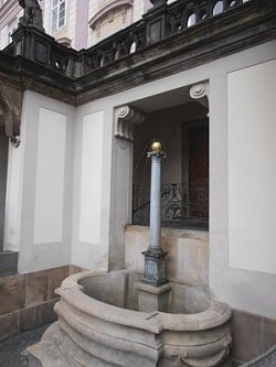 Obr. 6: Orlí kašna u vstupu do Starého paláce