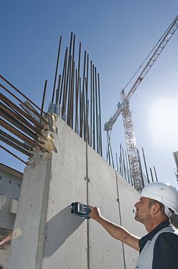 D-tect 150 SV Professional přesně
lokalizuje objekty ve všech stavebních materiálech, včetně vlhkého betonu