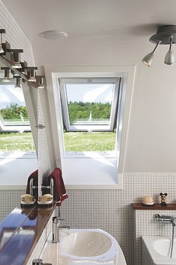 Výklopně-kyvné střešní okno GHU
umožňuje maximální úhel otevření okna 30 ° ve vyklopené poloze