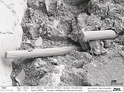Obr 4: Pohled na výztužná uhlíková vlákna a výplň z nanočástic ve fasádní stěrce pod
elektronovým mikroskopem.