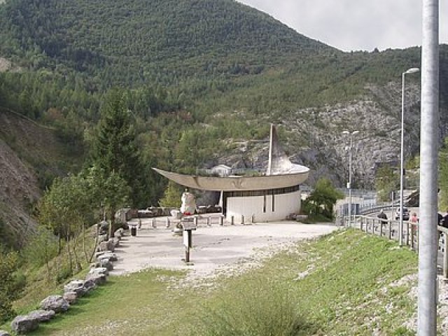 Obr. 3: Malá kaple u přehrady Vajont