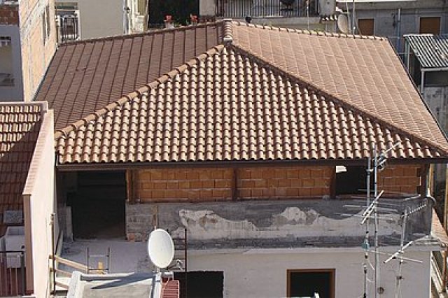 Střechy letoviska Letojany jsou většinou pokryty pálenou skládanou krytinou s vysokou vlnou