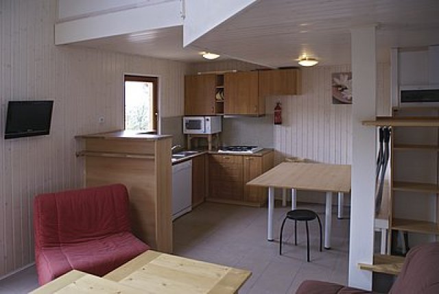 Interiér samostatných chatových apartmánů – kuchyňský kout s obývákem