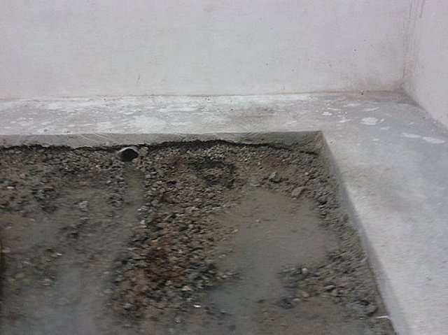 Zjištěná nedostatečná tloušťka betonu a neodpovídající kvalita. Výztuž leží pod vrstvou betonu ve štěrku