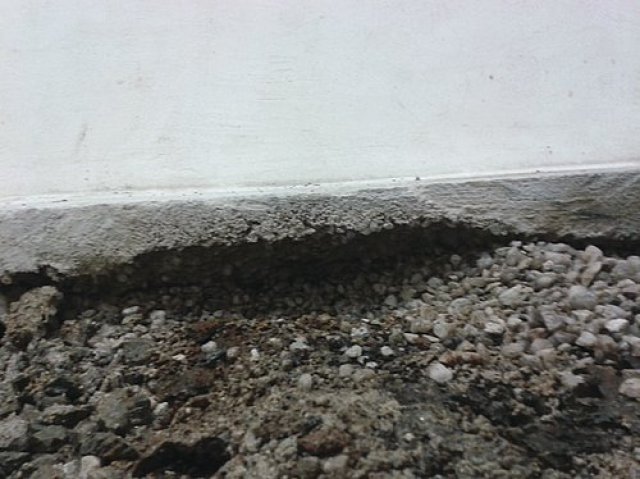 Zjištěná nedostatečná tloušťka betonu a neodpovídající kvalita. Výztuž leží pod vrstvou
betonu ve štěrku