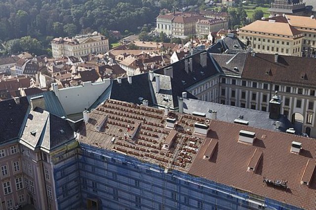 Pálené tašky engoba antik pokryly východní část střechy Nového paláce o ploše 1 440 m2