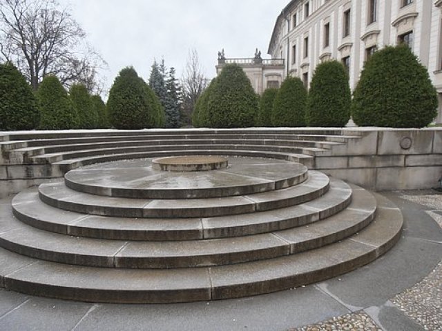 Obr. 9: Kruhové schodiště v zahradě Na Baště