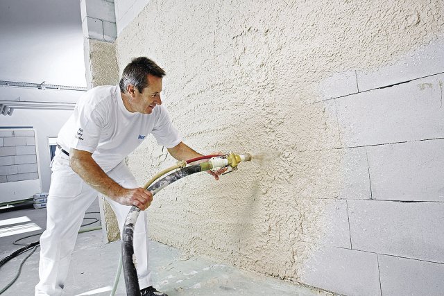 Strojní nanášení sádrové omítky umožňuje docílit vysoké produktivity práce (foto Knauf Praha)