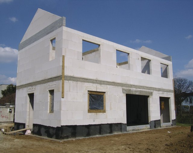 Stavba pasivního rodinného domu z bloků VAPIS QUADRO E