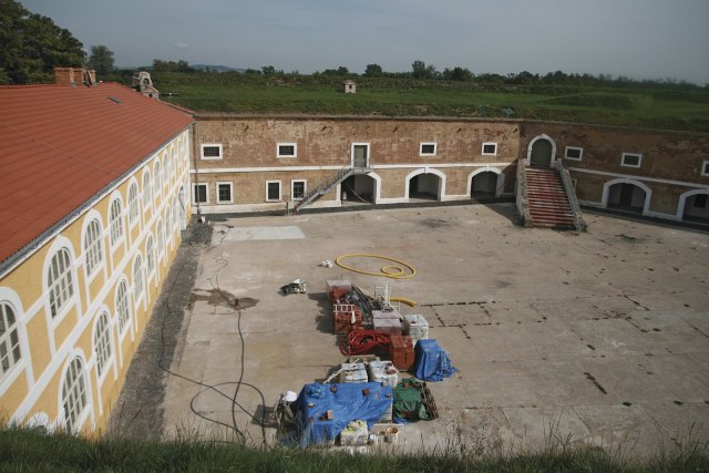 V rámci rekonstrukce terezínské pevnosti byly v prostorách budoucího vojenského muzea
namontovány systémy sálavých panelů ECOSUN