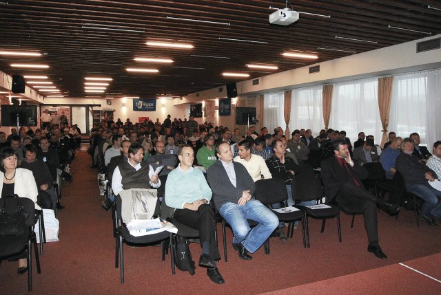 Přednáškový sál konference s přibližně 280 hosty