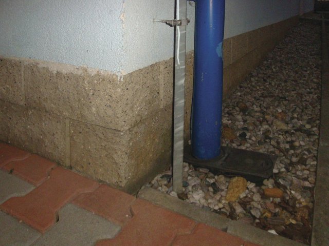 Obr. 3: Použití soklových betonových bloků pro podezdívku 

domu.
Zbytek zdiva za bloky je z pórobetonu Ytong P2-400. Kombinace
dvouvrstvého zdiva podezdívky z betonových a pórobetonových
bloků přináší v daném místě tepelný most a v konkrétním případě
domu i problémy se snížením povrchové teploty spodní části stěny
v přízemních bytech