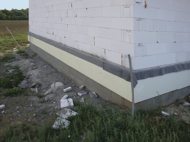 Obr. 9. Tepelně izolovaná spodní část zdiva nebo podezdívky. Horní část zdiva lze doplnit také příložnou tepelnou izolací anebo použít silnějších bloků s přesahem přes izolaci spodní stavby