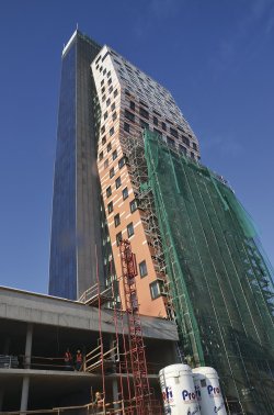 Montáž fasády na mrakodrapu AZ Tower