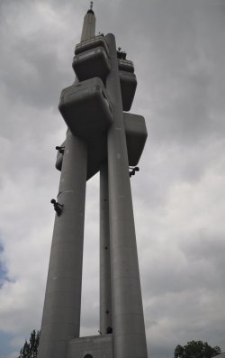 Věž žižkovského vysílače v Praze vzbudila v době své realizace velkou pozornost