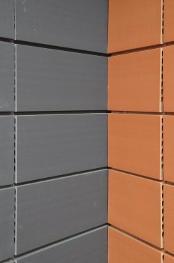 Detailní pohled na zavěšenou keramickou fasádu ArGeTon®