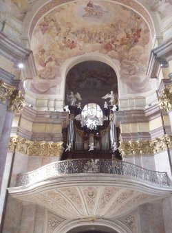 Obr. 7: Balkon varhanní kruchty kostela Sv. Petra a Pavla v Rajhradě u Brna