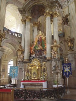 Obr. 10: Hlavní oltář kostela Jména Panny Marie se zázračnou soškou