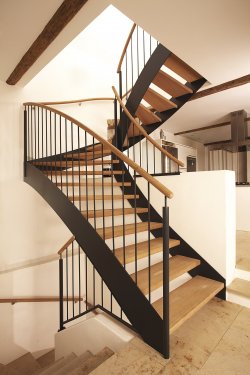 Elegantní kombinace dřeva a oceli u designového schodiště
