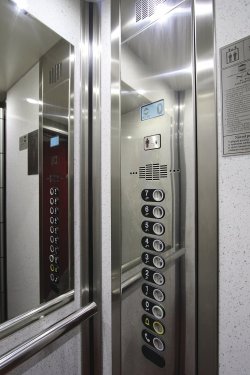 Součástí kabiny výtahu musí být bezpečnostní telefon