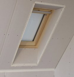 Použití rohového profilu pro hrany ostění střešního okna