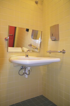 Toaleta pro invalidy s madlem a zásobníkem na mýdlo