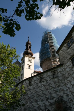 Oprava věže mohutného hradu a dnes zámku Náchod. Specializace Letzelovy Stavebky na obnovu stavebních památek je právě v Náchodě víc než přirozená.