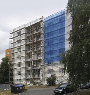 Plzeňský bytový dům je prvním v Evropě, kde bylo použito prefabrikované nadpraží a ostění s izolačním jádrem z fenolické pěny (RESOL)