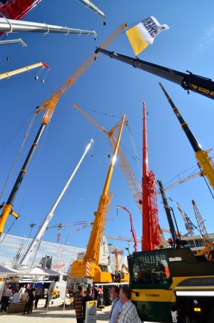 Pohled na jeřáby tyčící se k nebesům na veletrhu bauma 2013.