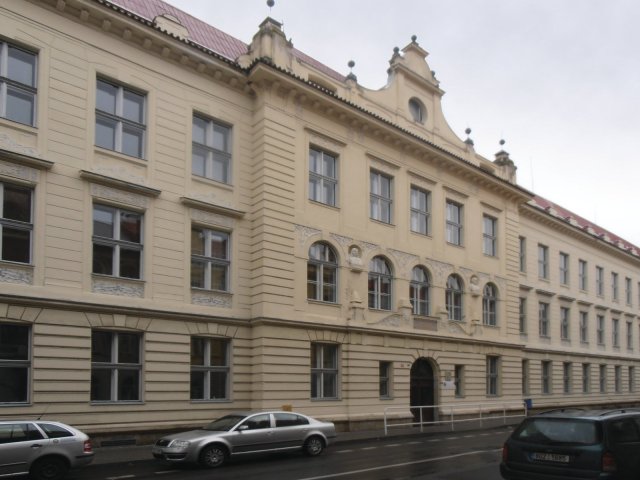 Obr. 7: Budova gymnázia na Poděbradově třídě