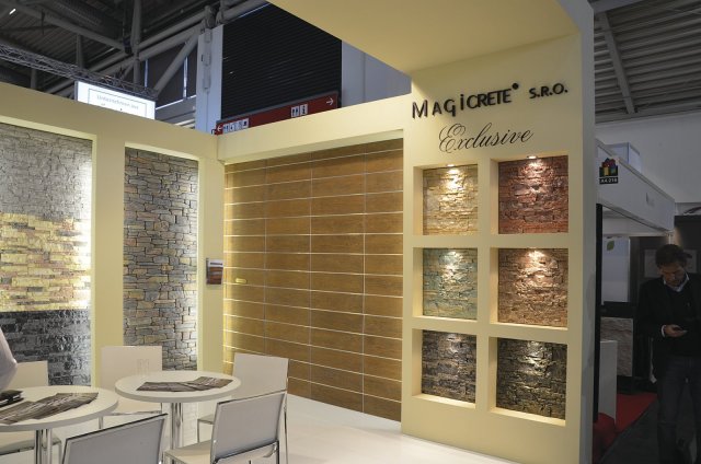 Expozice firmy Magicrete s.r.o. s ukázkami barevných betonových obkladů. Foto redakce.