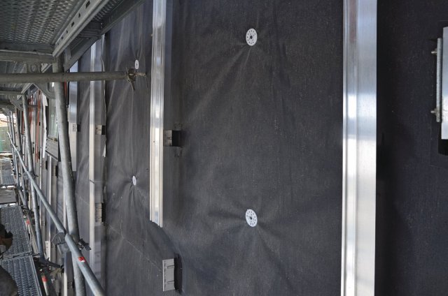 Fasádní fólie Stamisol slouží jako ochrana tepelné izolace budovy. Musí trvale odolávat větru, vodě a UV záření